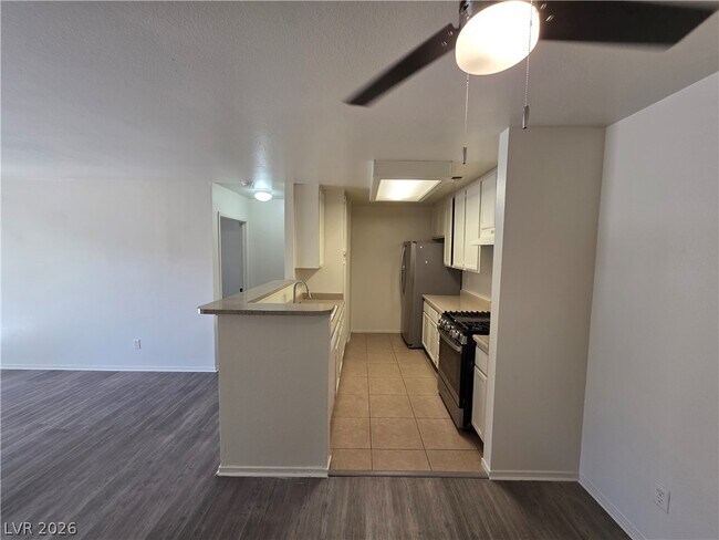 Building Photo - 4865 S Torrey Pines Dr