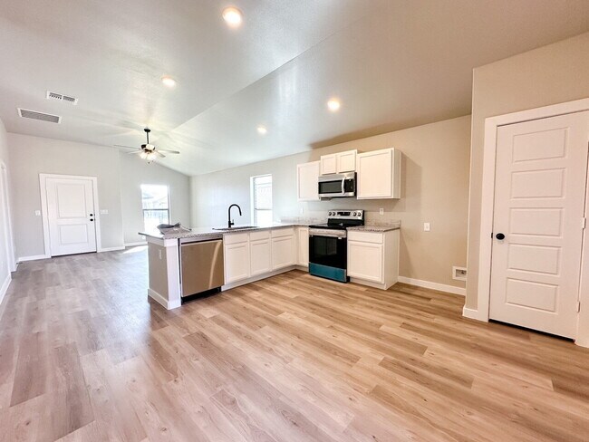 Building Photo - Newer Home in Burgamy Park!