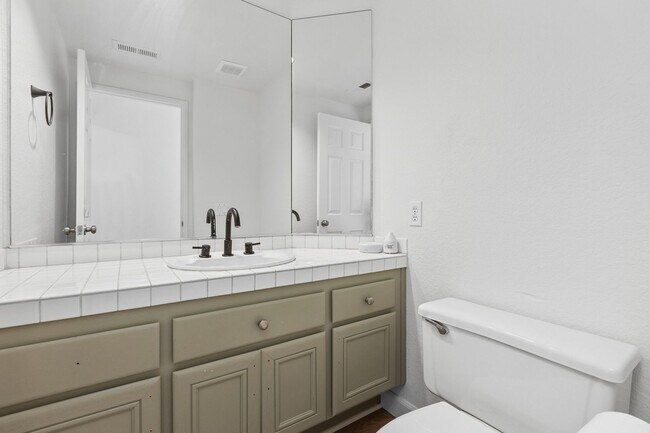 Building Photo - Spacious Vista Home