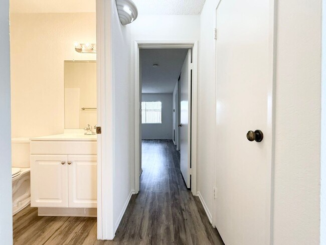 Building Photo - Lower Level w/ Private Fenced Yard!