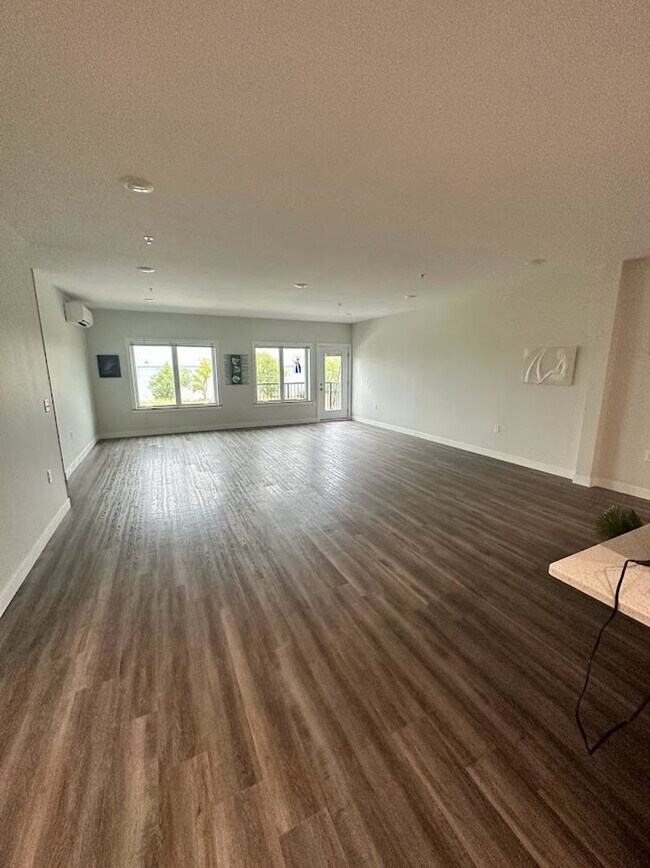 Building Photo - LAKE VIEW- 3 Bedroom Condo