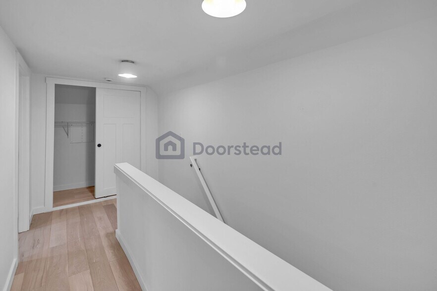 Building Photo - 924 24th Ave S