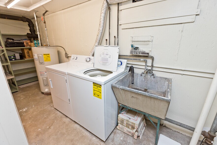 Building Photo - 588 W Hawthorne Pl