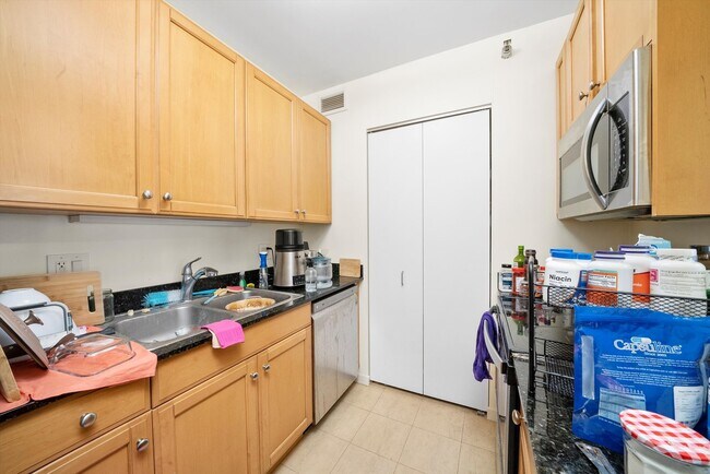 Building Photo - 400 N La Salle Dr