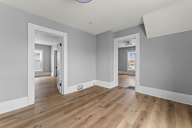 Building Photo - 506 E Parkway Ave