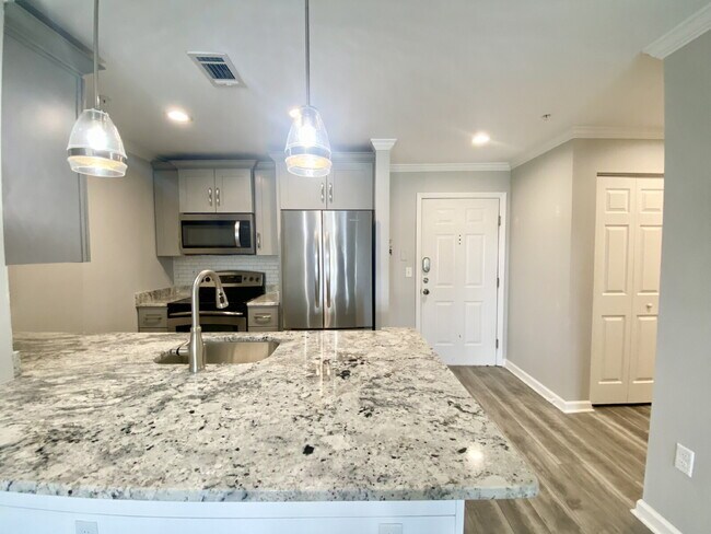 Building Photo - Waterfront Views at Palmetto Bay Marina!