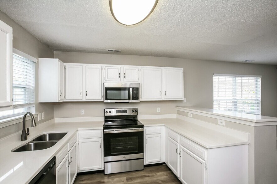 Building Photo - 15341 Ten Point Dr