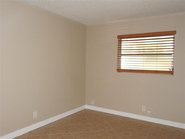 Building Photo - 1600 NE 3rd Ave