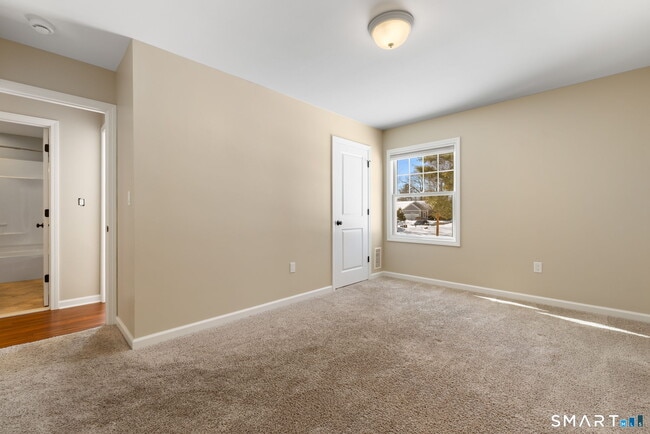 Building Photo - 5 Sunningdale Ln