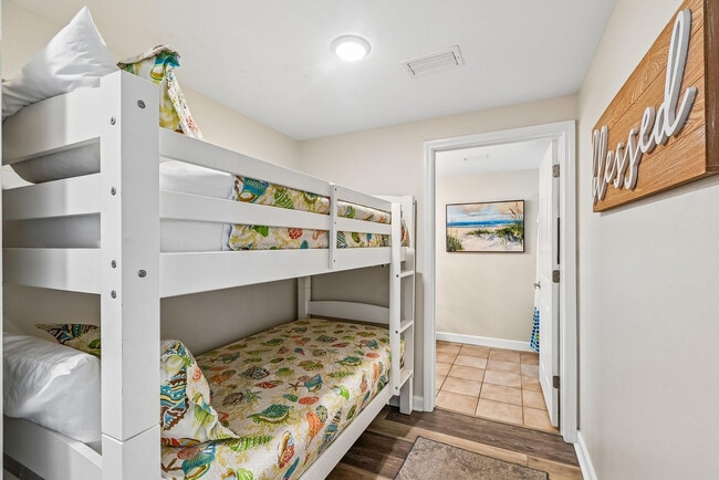 Building Photo - 9896 S Thomas Dr