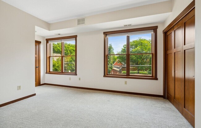 Building Photo - Stunning 2 level Condo in Exclusive St Pau...