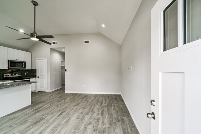 Building Photo - 16613 E Lynbrook