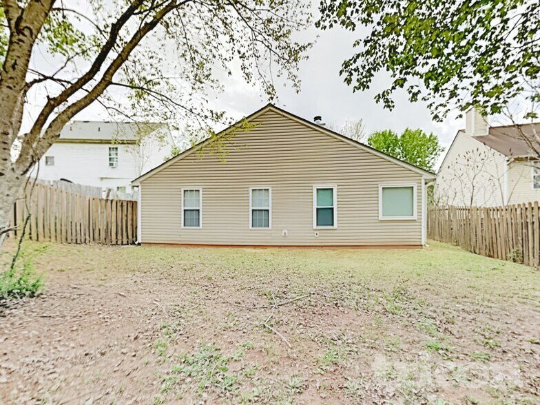 Building Photo - 7020 Setters Way