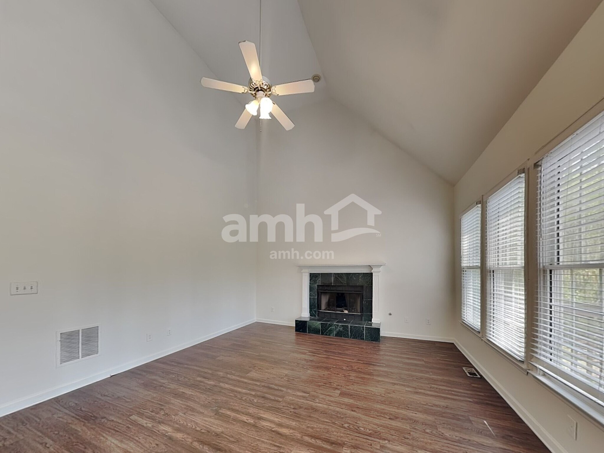 Building Photo - 1555 Brentwood Dr