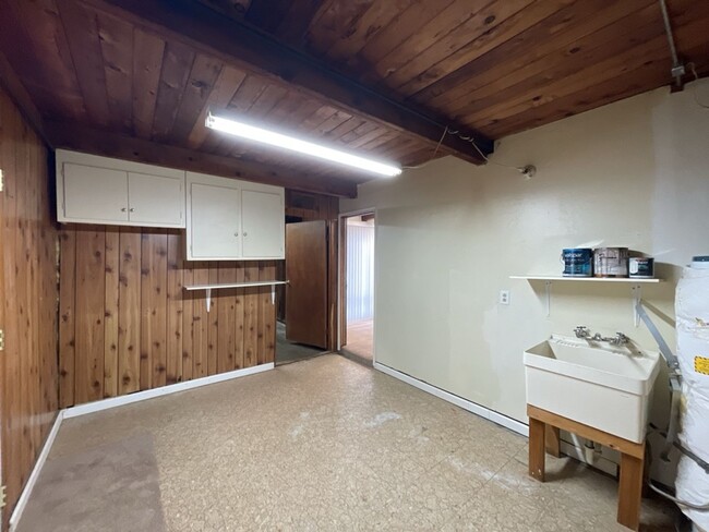 Building Photo - Spacious Pet Friendly Humboldt Hill Home