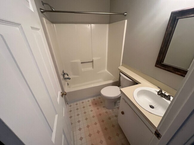 Building Photo - Serene 2-Bed Oasis in North Charleston – Lush Surroundings & Modern Comforts