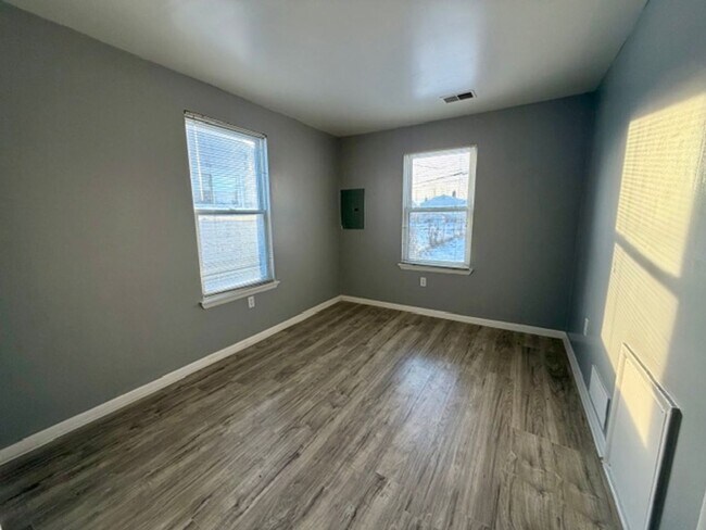 Building Photo - 2 Bedroom 1 Bath House For Lease