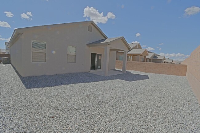 Building Photo - 2590 Camino Plata Loop NE
