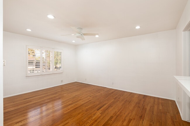 Building Photo - 5726 Lasaine Ave