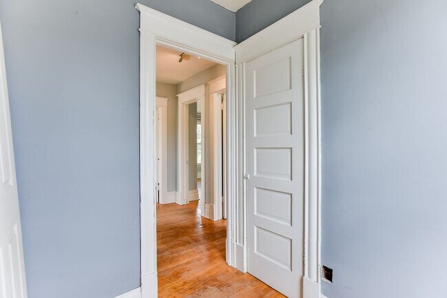 Building Photo - Renovated 3 Bedroom 2 bathroom house. Superb Master suite.