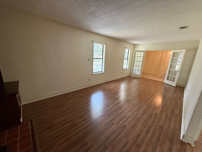 Building Photo - Pensacola - East Hill - 4 bedrooms, 3 bathroom - Mother in Law suite