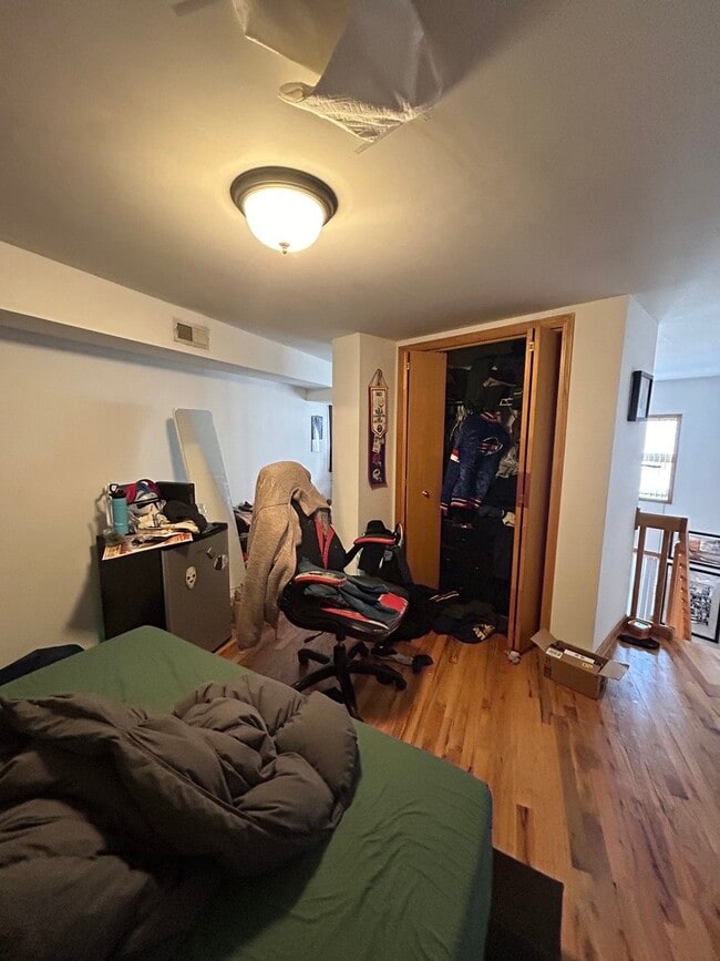 Building Photo - 865 W Buckingham Pl