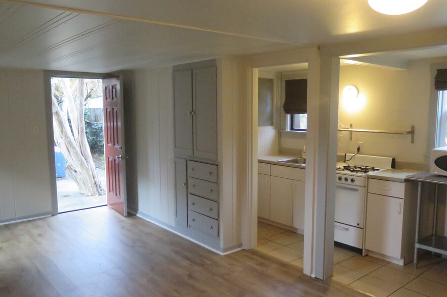 Building Photo - 848 3rd St