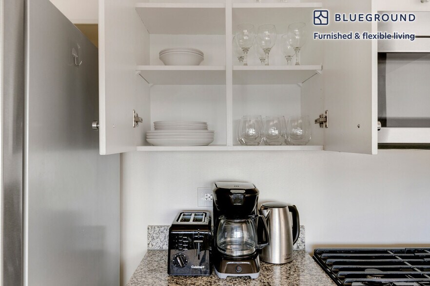 Building Photo - 255 W 94th St