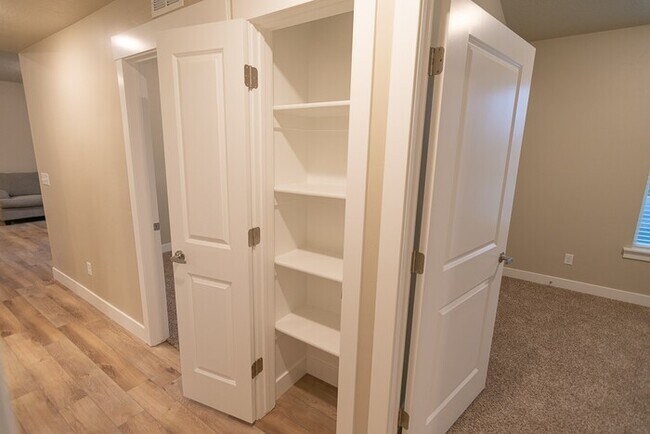 Building Photo - Beautiful Middle Floor Condo in Springville