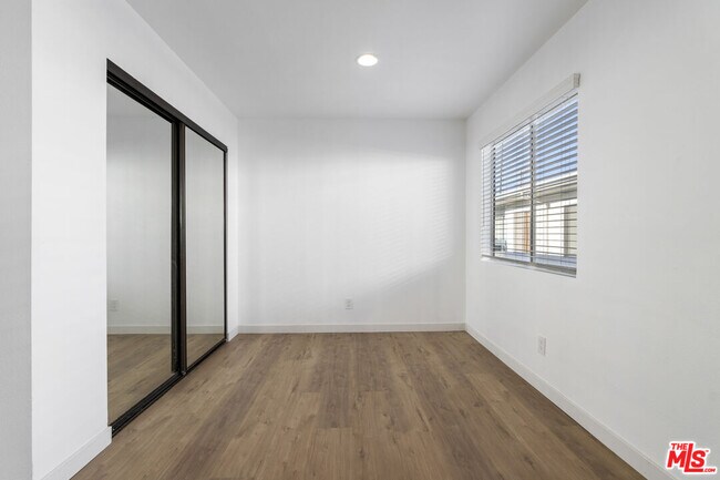 Building Photo - 13046 Moorpark St