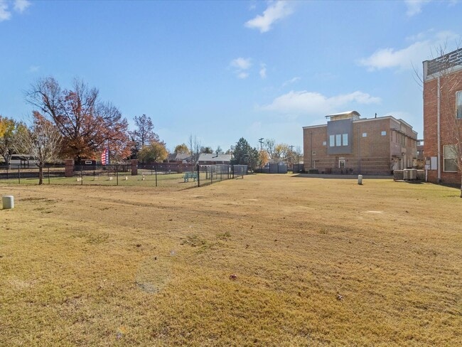 Building Photo - 475 S Fretz Ave
