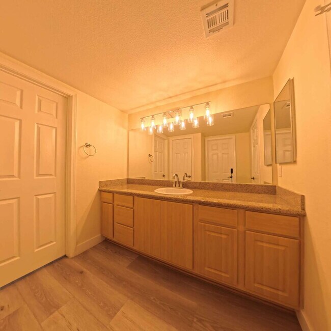 Building Photo - Charming 2nd Floor Unit In Gated Community!