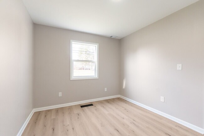 Building Photo - 957 Exeter Rd