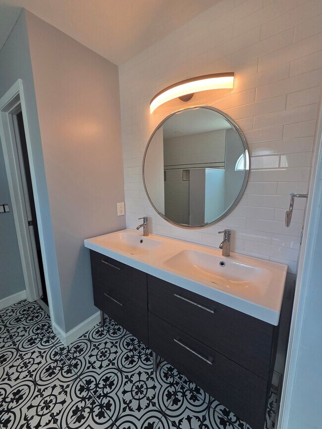 Building Photo - Spacious 4Bed/2Ba Brick Home w/Inground Pool in Mowat Highlands! *1/2 OFF Security Deposit for Ac...