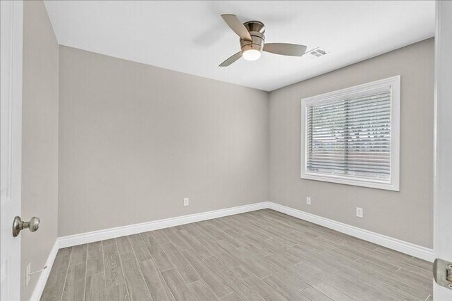 Building Photo - Stunning 3-Bedroom Townhome with Spacious Backyard & Fireplace
