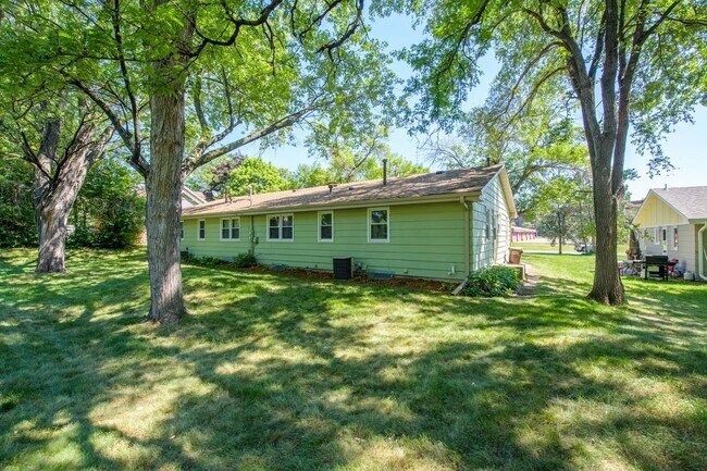 Building Photo - Beautiful 2Bed 1Bath Bloomington Twin Home...