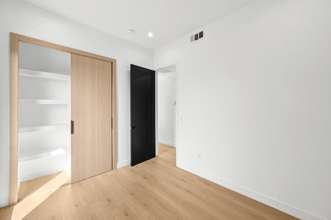 Building Photo - Bright and Spacious Newly Renovated Townhome | 5 Bedroom | 5 Bathroom | Parking Included