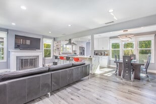 Building Photo - 1207 Greenacre Ave