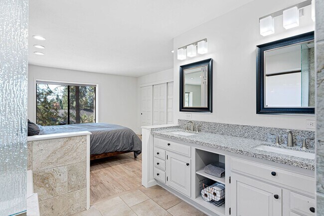 Building Photo - Beautifully Remodeled 3 bed, 3 baths 2 Car...