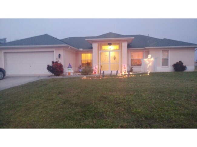 Building Photo - Beautiful 3-bedroom 2 bath Pool Home!  SW ...