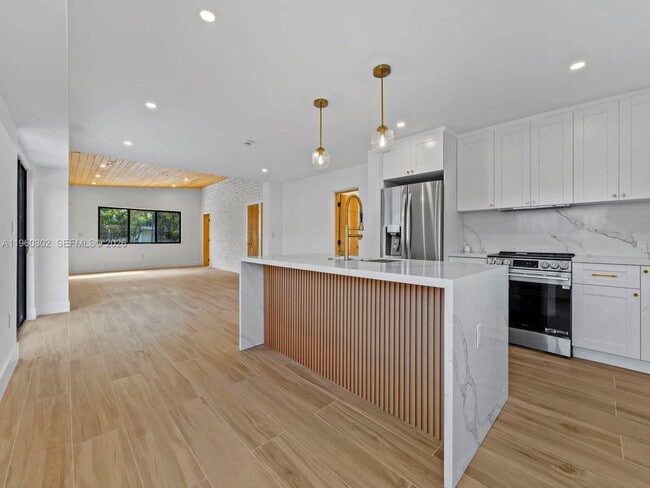 Building Photo - 5841 SW 13th St