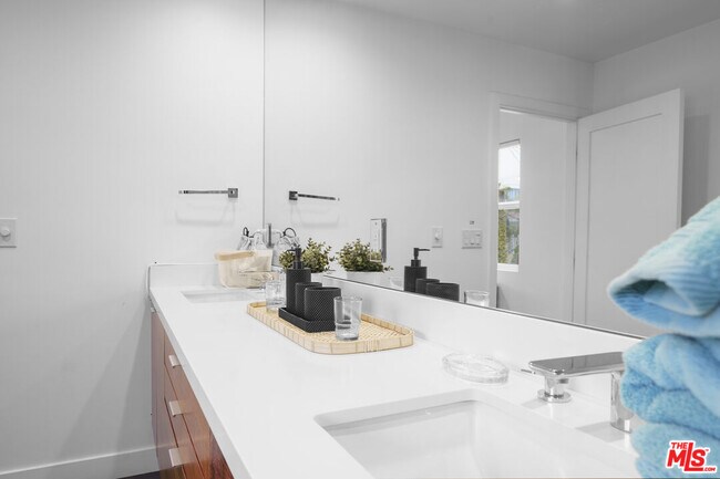 Building Photo - 848 N Las Palmas Ave