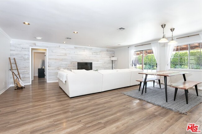 Building Photo - 6308 Glide Ave