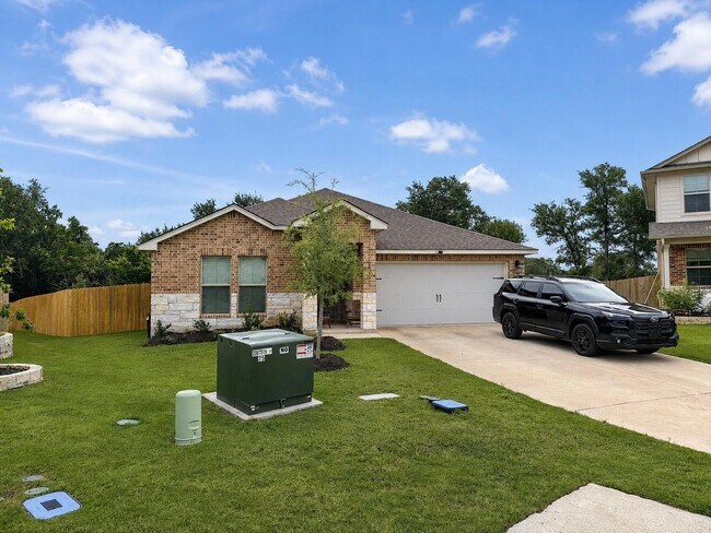 Building Photo - Spacious 4 Bed / 2.5 Bath Home with Fenced Yard & Modern Finishes in Belton