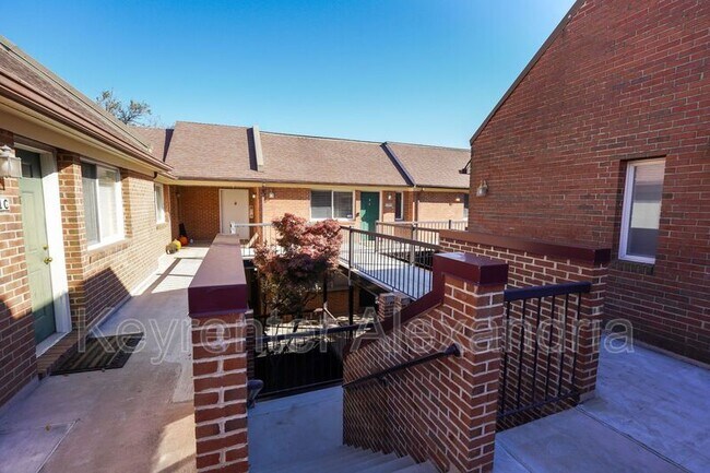Building Photo - 1107 N Taylor St