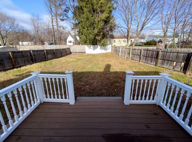 Building Photo - 134 W Side Dr