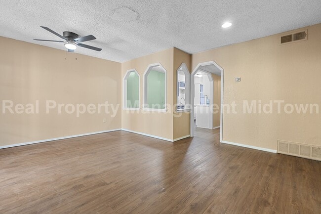 Building Photo - Spacious 2-Bedroom Duplex in South Fort Wo...