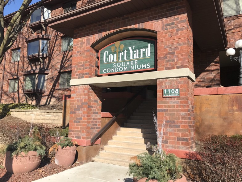 Courtyard Square - Community Amenities - 1108 N Milwaukee St