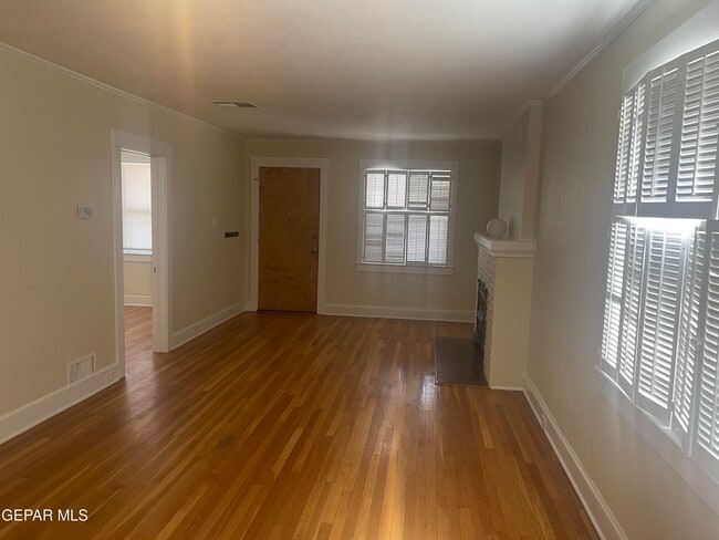 Building Photo - 609 E Robinson Ave