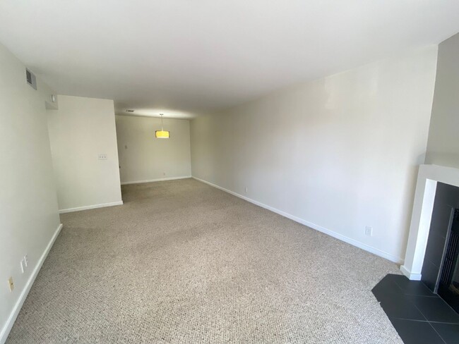 Building Photo - Advent - Low Deposit Two Bedroom Condo W/ ...